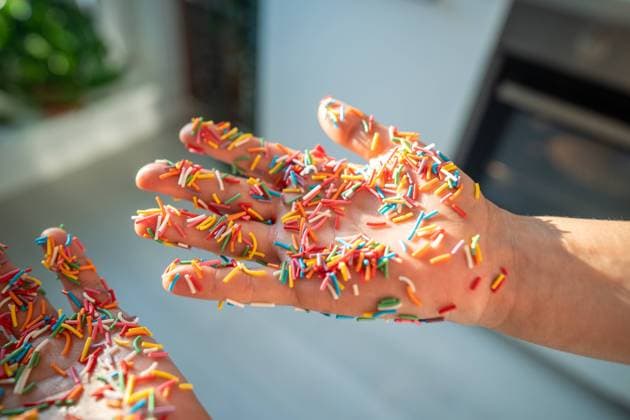 Hand bedeckt in bunten Backen Streuungen für Donuts, Kuchen, süße Desserts und Ostern Cupcake. Hand bedeckt in bunten Backen Streuungen für Donuts, Kuchen, süße Desserts und Ostern Cupcake. ,model released, Symbolfoto Copyright: xZoonar.com DmitriixMarchenkox 22437614 ,model released, Symbolfoto ,property released