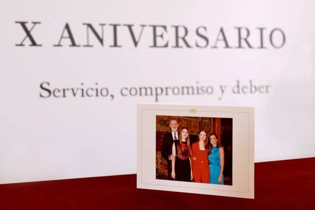 Entertainment Themen der Woche KW51 Entertainment Bilder des Tages Spanish Royals Christmas Card King Felipe VI of Spain, Queen Letizia of Spain, Crown Princess Leonor, Princess Sofia pose for a Christmas Card, on December 16, 2024, in Madrid, Spain. Photo by Archie Andrews ABACAPRESS.COM Madrid Madrid Spain  Copyright: xAndrewsxArchie ABACAx