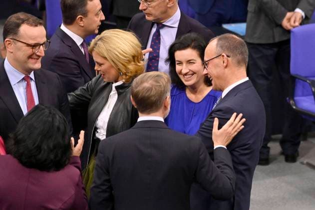 Jens Spahn, Julia Klöckner, Christian Lindner, Dorothee Bär und Friedrich Merz stellt die Vertrauensfrage in der 205. Sitzung des Deutschen Bundestages im Reichstagsgebäude. Berlin, 16.12.2024 *** Jens Spahn, Julia Klöckner, Christian Lindner, Dorothee Bär and Friedrich Merz ask the question of confidence in the 205th session of the German Bundestag in the Reichstag building Berlin, 16 12 2024 Foto:xF.xKernx xFuturexImagex bundestagssitzung205_4105