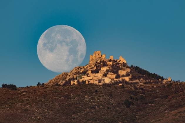 Cold Full Moon Over Rocca Calascio, Italy Cold full moon sets behind Rocca Calascio castle and village in Calascio, Italy, on December 16th, 2024. Celts renamed the december full moon as theCold Moon. L Aquila Italy  Copyright: xLorenzoxDixColax originalFilename: dicola-coldfull241216_npQem.jpg