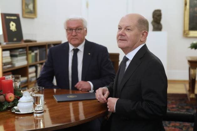 News Bilder der Woche KW51 News Bilder des Tages Berlin, Deutschland, 16.12.2024: Schloss Bellevue: Bundeskanzler Olaf Scholz (SPD) ist kurz nachdem er im Bundestag die Vertrauensfrage verloren hat bei Bundespräsident Frank-Walter Steinmeier *** Berlin, Germany, 16 12 2024 Bellevue Palace Federal Chancellor Olaf Scholz SPD is with Federal President Frank Walter Steinmeier shortly after losing the vote of confidence in the Bundestag. Copyright: xdtsxNachrichtenagenturx dts_53979