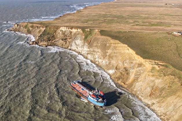 Bilder des Jahres 2024, News 12 Dezember RUSSIA, KRASNODAR REGION - DECEMBER 16, 2024: A view of the Volgoneft 239 oil tanker run aground. The Crimean branch of the Russian Emergency Situations Ministry reported the Volgoneft 239 and Volgoneft 212 oil tankers wrecked in stormy weather in the Kerch Strait on 15 December; one of the vessels ran aground, the crew evacuated, one of the 13 crew members died. Video screen grab. Best quality available. Russian Natural Resources and Environment Ministry Press Office TASS  76875017