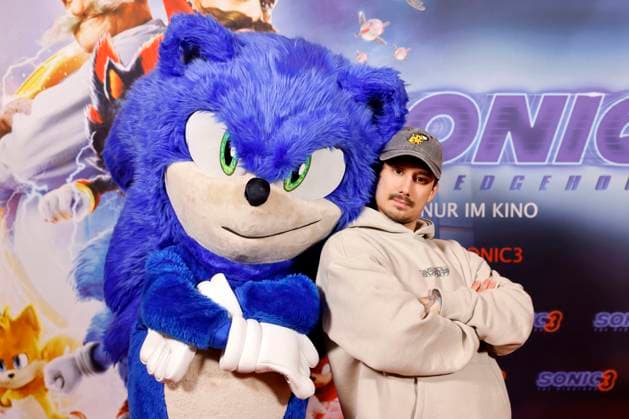 Entertainment Themen der Woche KW51 Entertainment Bilder des Tages Sonic und Content Creator Julien Bam beim Photocall von Sonic the Hedgehog 3 im Filmpalast. Köln, 16.12.2024 NRW Deutschland *** Sonic and content creator Julien Bam at the photocall of Sonic the Hedgehog 3 at the Filmpalast Cologne, 16 12 2024 NRW Germany Copyright: xChristophxHardtx
