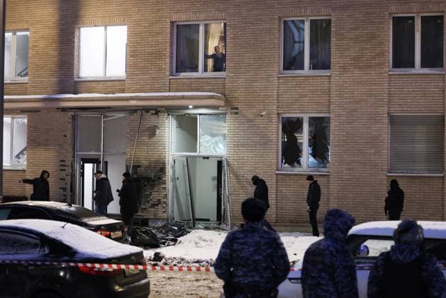 Bilder des Jahres 2024, News 12 Dezember RUSSIA, MOSCOW - DECEMBER 17, 2024: Emergency services are seen at the scene of an explosion at an apartment block in Ryazansky Prospekt Street. The explosion occurred on the first floor killing at least two people. Mikhail Metzel TASS  76884032