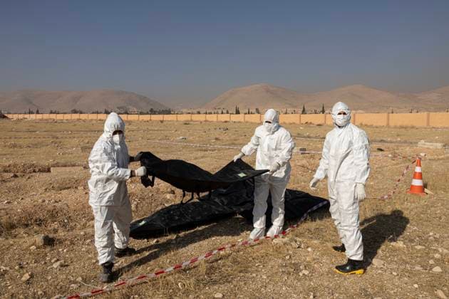 News Bilder der Woche KW51 Bilder des Jahres 2024, News 12 Dezember News Bilder des Tages Mass Grave Found Near Damascus - Syria A new mass grave discovered in Douma, outside of Damascus. Seven bodies were found in bags in the same grave in a military facility in Douma, near Damascus, Syria, on December 17, 2024. in the examination conducted by the White Helmets, it was determined that the bodies bags were written with names and prison numbers. After taked DNA from the bodies, the White Helmet teams took them to the forensic medicine institute for examination. Photo by Ugur Yildirim DIA Images ABACAPRESS.COM Damascus Douma Syria  Copyright: xDIAxImages ABACAx