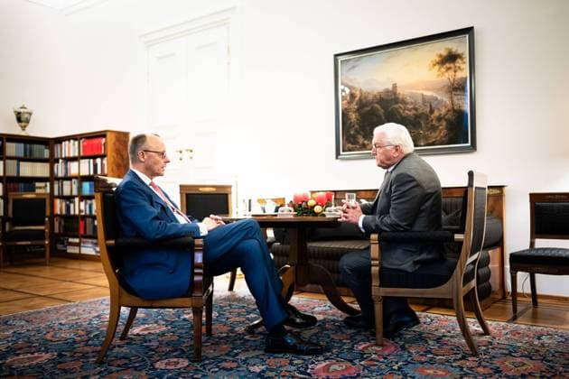 News Bilder des Tages Berlin, Deutschland, 17.12.2024: Schloss Bellevue: Bundespräsident Frank-Walter Steinmeier (r.) im Gespräch mit Friedrich Merz, Vorsitzender der CDU CSU-Bundestagsfraktion im Schloss Bellevue *** Berlin, Germany, 17 12 2024 Bellevue Palace Federal President Frank Walter Steinmeier r in conversation with Friedrich Merz, Chairman of the CDU CSU parliamentary group in Bellevue Palace Copyright: xSteins,xSandra BPA dtsxNachrichtenagenturx dts_54074
