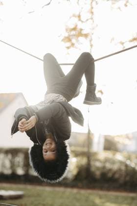Creative Highlights Symbolfotos Mädchen hängt verkehrt an einem Turnseil am Spielplatz Girl hanging upside down on a gym rope at the playground Copyright: imageBROKER MichaelaxBegsteiger ibxbeg11944632.jpg ,model released, Symbolfoto ,property released