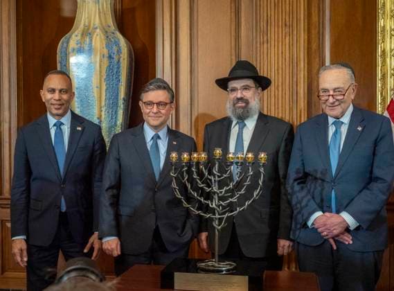 News Bilder der Woche KW51 News Bilder des Tages December 17, 2024, Washington, District Of Columbia: House Minority Leader HAKEEM JEFFRIES, House Speaker MIKE JOHNSON, Chabad Rabbi LEVI SHEMTOV and Majority Leader CHUCK SHUMER stand behind a Hannukah menorah that was symbolically lit in advance of the holiday. The menorah is made from the shrapnel of rockets shot down by the Israeli Defense Force and was given to Speaker Johnson by Rabbi Shemtov and Jeffries. Washington - ZUMAd155 20241217_znp_d155_004 Copyright: xSuexDorfmanx