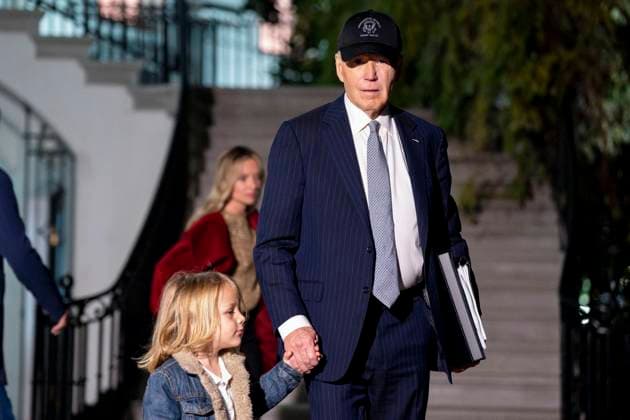 News Bilder der Woche KW51 News Bilder des Tages President Biden Boards Marine One n the South Lawn for Wilmington, Delaware President Joe Biden and his grandson, Beau Biden Jr., walk to board Marine One on the South Lawn of the White House in Washington, DC on Tuesday, December 17, 2024. Biden and members of his family are traveling to Wilmington, Delaware ahead of the anniversary of the deaths of his first wife, Neilia, and daughter, Naomi. Photo by Bonnie Cash Pool ABACAPRESS.COM WASHINGTON DC United States  Copyright: xPool ABACAx