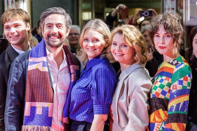 Entertainment Themen der Woche KW51 Bilder des Jahres 2024, Entertainment 12 Dezember Entertainment Bilder des Tages 17.12.2024. Essen. Kino-Premiere in der Essener Lichtburg. FESTE & FREUNDE – EIN HOCH AUF UNS! Hier: Henning Flüsloh, David Dietl, Laura Tonke, Annette Frier und Katia Fellin. Essen Lichtburg Kino Nordrhein-Westfalen Deutschland *** 17 12 2024 Essen Cinema Premiere at the Essen Lichtburg FESTE FREUNDE - EIN HOCH AUF UNS Here Henning Flüsloh, David Dietl, Laura Tonke, Annette Frier and Katia Fellin Essen Lichtburg Cinema North Rhine-Westphalia Germany