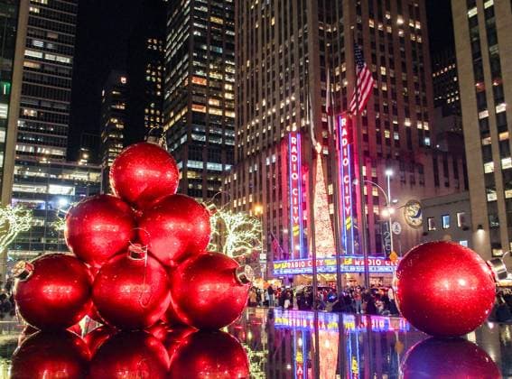 News Bilder des Tages December 17, 2024, New York, New York, USA: The Radio City Music Hall decked out with Christmas tree reflects in a fountain pool with large life size red ornaments along 5th Avenue in NYC. New York USA - ZUMAo116 20241217_znp_o116_035 Copyright: xBiancaxOterox