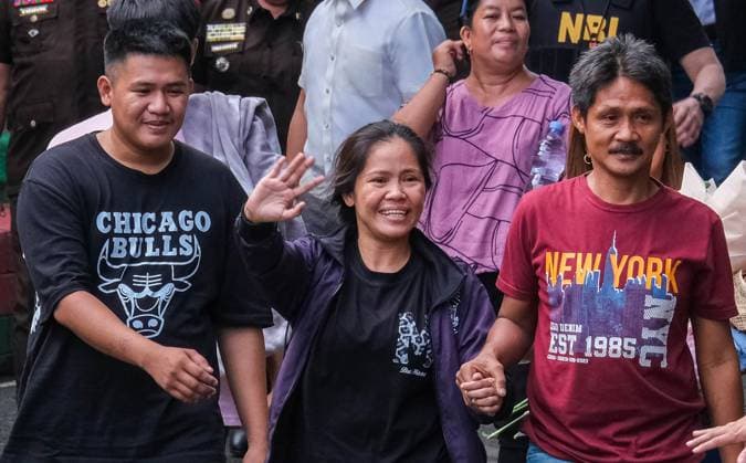 News Bilder der Woche KW51 News Bilder des Tages Mary Jane Veloso arrived in the Philippines after nearly 15 years of detention in Indonesia. Overseas Filipino Worker Mary Jane Veloso was repatriated to the Philippines from Indonesia on December 18, 2024, after nearly 15 years of detention for allegedly committing drug trafficking and being sentenced to death by firing squad. Upon arrival at Ninoy Aquino International Airport, she was transferred to the Correctional Institution for Women in Mandaluyong City, Philippines, where she was greeted by her family and loved ones. She will remain at the facility while awaiting a decision from President Ferdinand Marcos Jr. regarding the appeal for clemency made by her counsel and family members. Mary Jane Veloso (in black) with her family members. Copyright: xDeoxMontesclarosx