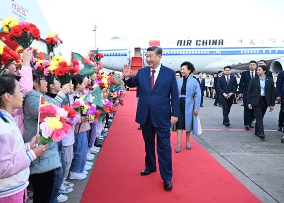 News Bilder der Woche KW51 News Bilder des Tages (241218) -- MACAO, Dec. 18, 2024 -- Chinese President Xi Jinping, also general secretary of the Communist Party of China Central Committee and chairman of the Central Military Commission, and his wife Peng Liyuan greet the welcoming crowd in Macao, south China, Dec. 18, 2024. Xi arrived in Macao on Wednesday afternoon on a special plane. He will attend a gathering celebrating the 25th anniversary of Macao s return to the motherland and the inauguration ceremony of the sixth-term government of the Macao Special Administrative Region (SAR) on Friday. Xi will also inspect the Macao SAR. ) (MacaoSAR 25) CHINA-MACAO-XI JINPING-ARRIVAL (CN) XiexHuanchi 