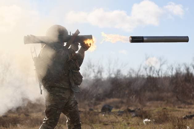 News Bilder der Woche KW51 News Bilder des Tages Ukraine-Konflikt, Ãœbung der russischen StreitkrÃ¤fte in der Region Donezk RUSSIA, DONETSK PEOPLE S REPUBLIC - DECEMBER 18, 2024: A serviceman undergoes training with a flamethrower squad of the 110th separate motor rifle brigade of the 51st Guards Combined Arms Army in the zone of Russia s special military operation. Dmitry Yagodkin TASS  76908711