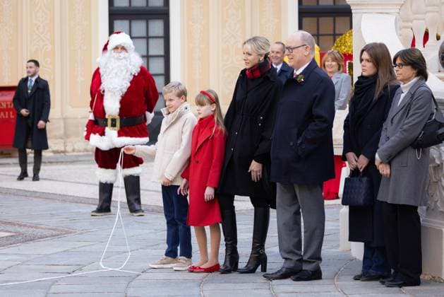 Entertainment Themen der Woche KW51 Entertainment Bilder des Tages No Tabloid TT SS HH Prince Albert II and Princess Charlene of Monaco, Their Children H S H Prince Jacques and H S H Princess Gabriella and H S H Princess Stephanie of Monaco and Camille Gottlieb offer traditional Christmas gifts to Monegasque children in the Courtyard of the Prince s Palace NO TABLOID 312436 2024 12 18 Monaco Monaco Monaco  Copyright: xVinajx-xPoolxCrystalx xStarfacex STAR_312436_032