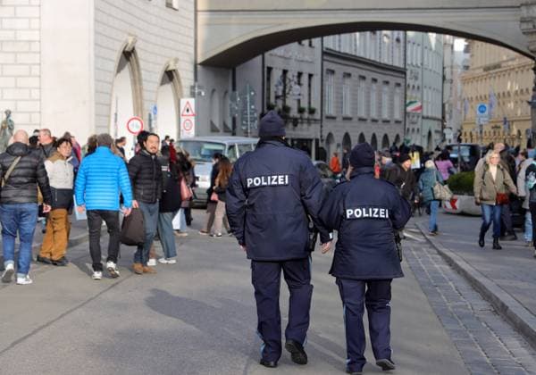 17.12.2024, Deutschland, Bayern, München, Weihnachtsmärkte, Sicherheit, Polizeibeamte in der Münchner Innenstadt am Marienplatz, auf dem der Christkindlmarkt stattfindet, Polizei Patrouille, Weihnachtsmarkt, Deutschland *** 17 12 2024, Germany, Bavaria, Munich, Christmas markets, security, police officers in Munich city center at Marienplatz, where the Christmas market takes place, police patrol, Christmas market, Germany Copyright: xD.xKerlekin SnowfieldxPhotographyx SF171224PolizeiD1