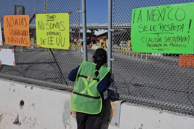 News Bilder des Tages December 18, 2024, Tijuana, Baja California, Mexico: A migrant seeking asylum looks on into the United States as migrants like her and activists demonstrated on the need for migrants rights, the arrival of President-elect Donald Trump as U.S. president and no to mass deportation policies during a march and protest to the San Ysidro Port of Entry International U.S.-Mexico border during International Migrants Day in Tijuana, Mexico on Wednesday, December 18, 2024. Migrants posted posters on fencing along the port of entry some reading no to mass deportations and that migrants are not the enemy of America. Tijuana Mexico - ZUMAm180 20241218_zip_m180_003 Copyright: xCarlosxA.xMorenox