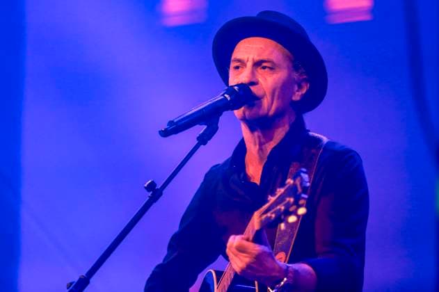 Entertainment Themen der Woche KW51 Entertainment Bilder des Tages Peter Brings von Brings live beim Weihnachtskonzert - Leise rieselt der Schnee im Tanzbrunnen. Köln; 18.12.2024 *** Peter Brings from Brings live at the Christmas concert Leise rieselt der Schnee at the Tanzbrunnen Cologne 18 12 2024 Foto:xR.xSchmiegeltx xFuturexImagex brings_4241