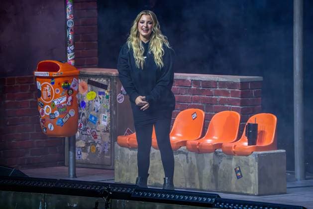 Entertainment Themen der Woche KW51 Bilder des Jahres 2024, Entertainment 12 Dezember Entertainment Bilder des Tages 18.12.2024, xkkux, Düsseldorf, Mitsubishi Electric HALLE, Die Comedypreis Gewinnerin und Autorin Laura Larsson performt bei ihrer Liveshow - Tour OKF - Ortskontrollfahrt NRW Deutschland *** 18 12 2024, xkkux, Düsseldorf, Mitsubishi Electric HALLE, Comedy award winner and author Laura Larsson performs at her live show tour OKF Ortskontrollfahrt NRW Germany