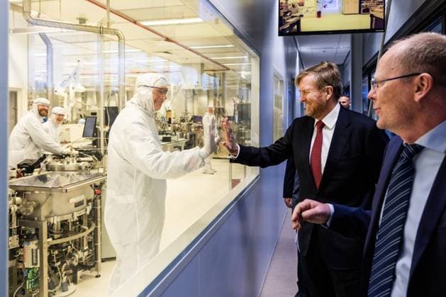 Entertainment Themen der Woche KW51 Bilder des Jahres 2024, Entertainment 12 Dezember Entertainment Bilder des Tages ENSCHEDE - King Willem-Alexander during a working visit to the MESA+ NanoLab at the University of Twente. During the visit, the king will be given a tour of various laboratories and engage in discussions about photonics, among other topics. Photonic chips are being developed at the university s Nanolab. ANP VINCENT JANNINK netherlands out - belgium out  Copyright: xx x516003315x originalFilename: 516003315.jpg