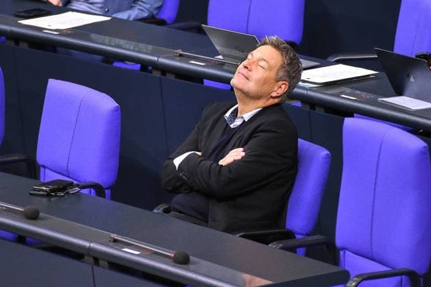 News Bilder des Tages Berlin, Deutschland, 19.12.2024: Deutscher Bundestag: 207. Bundestagssitzung: Bundesminister für Wirtschaft und Klimaschutz Robert Habeck (Bündnis90 Die Grünen) lehnt sich mit verschränkten Armen zurück *** Berlin, Germany, 19 12 2024 German Bundestag 207 Bundestag session Federal Minister for Economic Affairs and Climate Protection Robert Habeck Bündnis90 Die Grünen leans back with his arms folded Copyright: xdtsxNachrichtenagenturx dts_54191