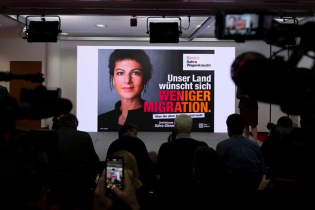 Sahra Wagenknecht BSW DEU, Deutschland, Germany, Berlin, 18.12.2024 Projektion vom Wahlplakat Slogan Unser Land wuenscht sich weniger Migration mit Foto von Sahra Wagenknecht , Partei Buendnis Bündnis BSW Sahra Wagenknecht bei der Vorstellung der Kampagne von Amira Mohamed Ali , Vorsitzende der Partei Buendnis Bündnis BSW Sahra Wagenknecht zur Bundestagswahl 2025 in Berlin Deutschland . Nach dem Scheitern der Regierungskoalition im November und dem Misstrauensvotum werden in Deutschland am 23. Februar 2025 vorgezogene Wahlen abgehalten en: Projection of the election poster slogan Our country wants less migration with photo of Sahra Wagenknecht , Party Alliance BSW Sahra Wagenknecht at the presentation of the campaign for the 2025 federal el