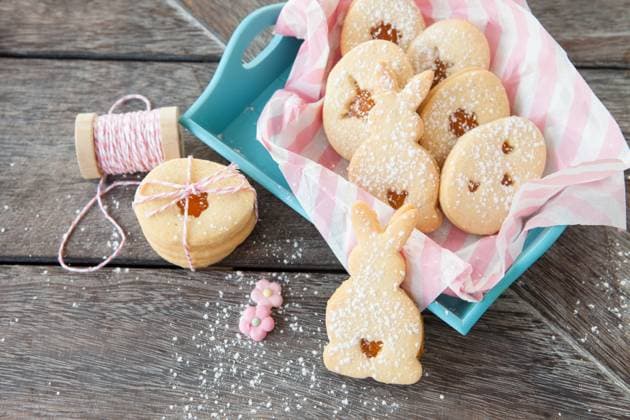 Gefuellte Plaetzchen mit Marmelade und Puderzucker zu Ostern  Copyright: xZoonar.com BarbaraxNeveux 11611887