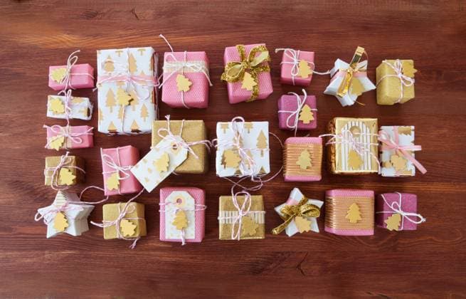 Festlich verpackte Geschenke zu Weihnachten auf Hintergrund aus Holz  Copyright: xZoonar.com BarbaraxNeveux 12500234