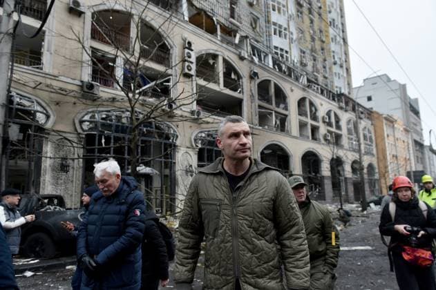 News Bilder der Woche KW51 News Bilder des Tages KYIV, UKRAINE - DECEMBER 20, 2024 - Kyiv city head Vitali Klitschko (C) looks at buildings in the Holosiivskyi district damaged by a Russian missile attack, Kyiv, capital of Ukraine. On Friday morning, December 20, Russian forces attacked Kyiv allegedly with Kinzhal aeroballistic missiles from MiG-31K aircraft and Iskander KN-23 ballistic missiles. One person was killed and at least 12 people were injured. Aftermath of Russian missile attack in Kyiv  Copyright: xSerhiixChuzavkovx