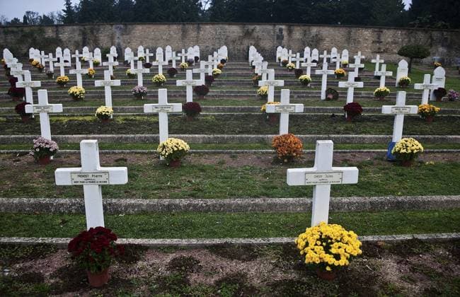 Militärfriedhof zur Zeit des Tages der Toten. Gräber französischer Soldaten, die im Ersten Weltkrieg gefallen sind, Frankreich, Europa Military cemetery at the time of the Day of the dead. Tombs of french soldiers who died during the WWI, France, Europe Copyright: imageBROKER FranckxMetois iblfme11968286.jpg