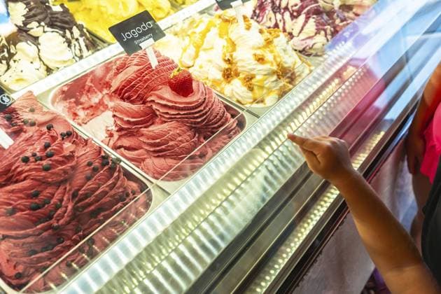 Kind zeigt auf Erdbeereis in einer Gelateria in Piran, Slowenien, während der Sommerferien an der adriatischen Küste, Europa Kid pointing at strawberry ice cream flavor in a gelateria in piran, slovenia, during summer holidays on the adriatic coast Copyright: imageBROKER UnaixHuizi ibxuhu11963106.jpg ,model released, Symbolfoto ,property released