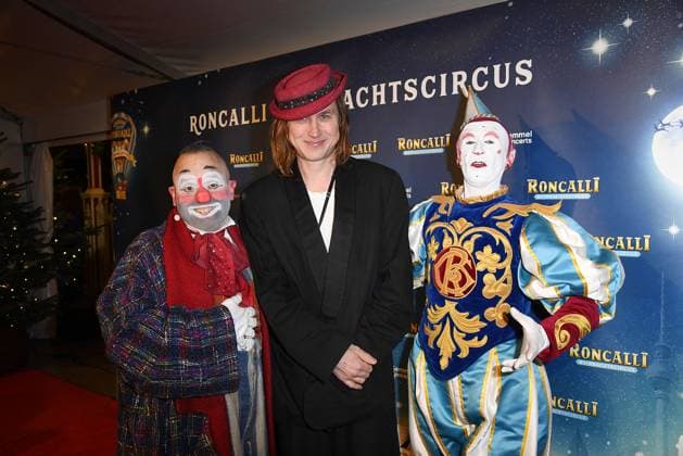 Entertainment Themen der Woche KW51 Bilder des Jahres 2024, Entertainment 12 Dezember Entertainment Bilder des Tages Lars Eidinger bei der Roncalli Weihnachtscircus Premiere im Tempodrom am 20.12.2024 in Berlin Roncalli Weihnachtscircus Premiere in Berlin *** Lars Eidinger at the Roncalli Weihnachtscircus premiere at the Tempodrom on 20 12 2024 in Berlin Roncalli Weihnachtscircus premiere in Berlin 