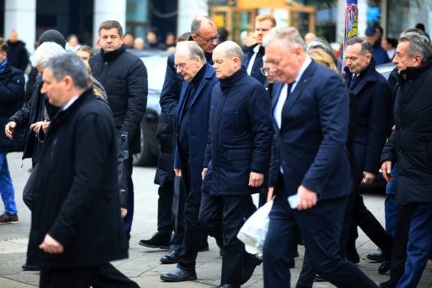 Bundeskanzler Scholz besucht Ort des Anschlages auf dem Magdeburger Weihnachtsmarkt Maqgdeburg, 21.12.2024 Bundeskanzler Olaf Scholz (SPD) und Ministerpräsiden von Sachsen- Anhalt Reiner Haseloff (CDU) besuchen den Ort des Anschlages vom Abend des 20. dezember auf den Magdeburger Weihnachtsmarkt. Ein 50 jähriger Arzt aus Saudi Arabien war mit einem PKW in die Menschenmasse gerast und tötete mehrere Menschen und verletzte weit über 100 Menschen. Sachsen-Anhalt Germany *** Chancellor Scholz visits the site of the attack at the Magdeburg Christmas market Maqgdeburg, 21 12 2024 Federal Chancellor Olaf Scholz SPD and Minister President of Saxony Anhalt Reiner Haseloff CDU visit the site of the attack on the evening of December 20 at the Magd Copyright: xx