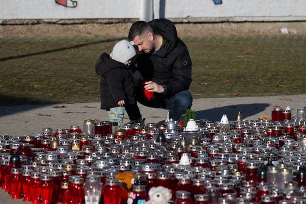 Bilder des Jahres 2024, News 12 Dezember News Bilder des Tages The day after the knife attack at the elementary school Numerous parents left letters and lit candles on the playground of an elementary school on December 21, 2024, the morning after a tragic incident in which one child was killed and several others were injured in a knife attack in Zagreb, Croatia.  DavorxPuklavec PIXSELL