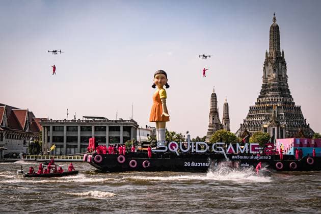 Bilder des Jahres 2024, Entertainment 12 Dezember Entertainment Bilder des Tages December 21, 2024, Bangkok, Bangkok, Thailand: December 21,2024,Bangkok,Thailand,The world s largest Young-hee , the iconic doll from NetflixÃ¢â‚¬â ¢s South Korean series Squid Game, is seen on a barge on the Chao Prayer River, in front of Wat Arun temple during the Squid Game season 2 promotional event in Bangkok. Bangkok Thailand - ZUMAw215 20241221_zip_w215_011 Copyright: xWissarutxWeerasoponx