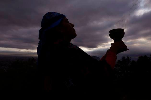 Dancers In Mexico Perform Pre-Hispanic Ceremony To Welcome Winter Solstice A dancer holds an incense stick on the Cerro de la Estrella in Mexico City, Mexico, on December 21, 2024, while a group of dancers performs a pre-Hispanic ceremony to welcome the winter solstice. Mexico City Mexico  Copyright: xGerardoxVieyrax originalFilename: vieyra-notitle241221_npfhf.jpg