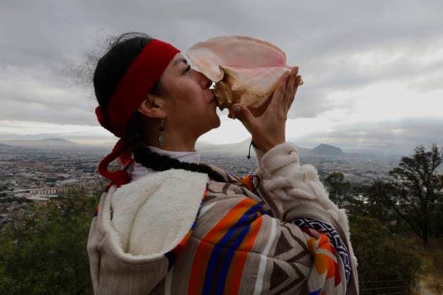 Dancers In Mexico Perform Pre-Hispanic Ceremony To Welcome Winter Solstice A dancer plays the conch shell on the Cerro de la Estrella in Mexico City, Mexico, on December 21, 2024, while a group of dancers performs a pre-Hispanic ceremony to welcome the winter solstice. Mexico City Mexico  Copyright: xGerardoxVieyrax originalFilename: vieyra-notitle241221_npP18.jpg