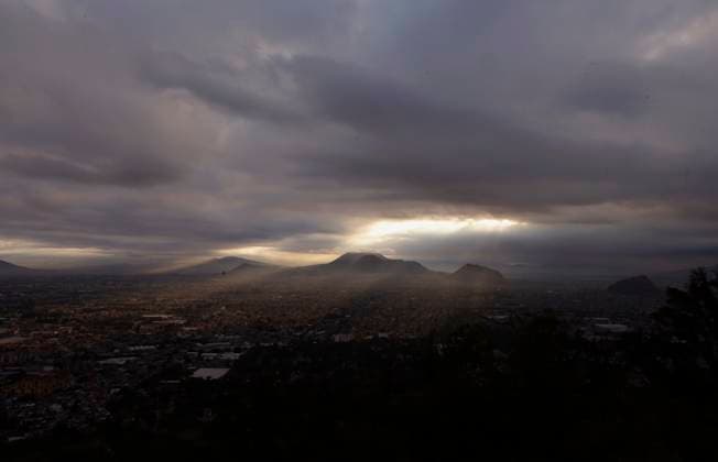 Dancers In Mexico Perform Pre-Hispanic Ceremony To Welcome Winter Solstice A panoramic view from the Cerro de la Estrella in Mexico City, Mexico, on December 21, 2024, shows a group of dancers performing a pre-Hispanic ceremony to welcome the winter solstice. Mexico City Mexico  Copyright: xGerardoxVieyrax originalFilename: vieyra-notitle241221_np95R.jpg