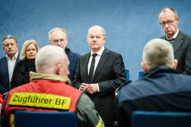 Magdeburg, Sachsen-Anhalt, Deutschland, 21.12.2024: Alter Markt: Anschlag auf Magdeburger Weihnachtsmarkt: Spitzenpolitiker besuchen den Tatort und sprechen mit Einsatzkräften. L-R: Sachsen-Anhalts Landtagspräsident Gunnar Schellenberger (CDU), Bundesministerin des Innern und für Heimat Nancy Faeser (SPD), Ministerpräsident Reiner Haseloff (CDU), Bundeskanzler Olaf Scholz (SPD), CDU-Chef Friedrich Merz *** Magdeburg, Saxony-Anhalt, Germany, 21 12 2024 Old Market Attack on Magdeburg Christmas Market Top politicians visit the crime scene and talk to emergency services L R Saxony-Anhalt State Parliament President Gunnar Schellenberger CDU , Federal Minister of the Interior and for Homeland Nancy Faeser SPD , Minister President Reiner Haseloff Copyright: xJescoxDenzel BPA dtsxNachrichtenagenturx dts_54492