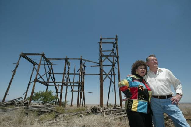 KRT ENTERTAINMENT STORY SLUGGED: GIANT KRT PHOTO BY ALISON WOODWORTH FORT WORTH STAR-TELEGRAM (DALLAS OUT) (June 18) Jane Withers and Earl Holliman, who both appeared in the movie, stand in front of the skeletal remains of the main ranch house from the set of Giant in Marfa, Texas, on June 8, 2003. (gsb) 2003 MARFA TX USA EDITORIAL USE ONLY Copyright: xx KRT ALISONxWOODWORTHx krtphotoslive087668
