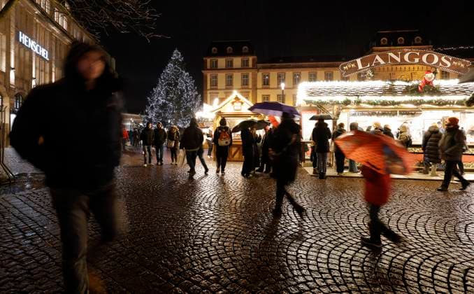 News Bilder des Tages Folgen Anschlag Magdeburg 21.12.2024 Verstärkte Sicherheitsmassnahmen und Polizeipräsenz sowie eine Schweigeminute am Samstagabend im Gedenken an die Opfer des Anschlages hier aufgrund Regen weniger Besucher Darmstadt Hessen Deutschland *** Consequences of the Magdeburg attack 21 12 2024 Increased security measures and police presence as well as a minutes silence on Saturday evening in memory of the victims of the attack here due to rain fewer visitors Darmstadt Hesse Germany