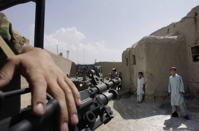 KRT WORLD NEWS STORY SLUGGED: SEPT11-HUNT KRT PHOTOGRAPH BY DAVID SWANSON PHILADELPHIA INQUIRER (September 4) On an ISAF patrol, British soldier, Pvt. James Kent, 18, patrols the outskirts of Kabul, Afghanistan, on August 27, 2003. (nk) 2003 KABUL KABUL AFG EDITORIAL USE ONLY Copyright: xx KRT DAVIDxSWANSONx krtphotoslive096618