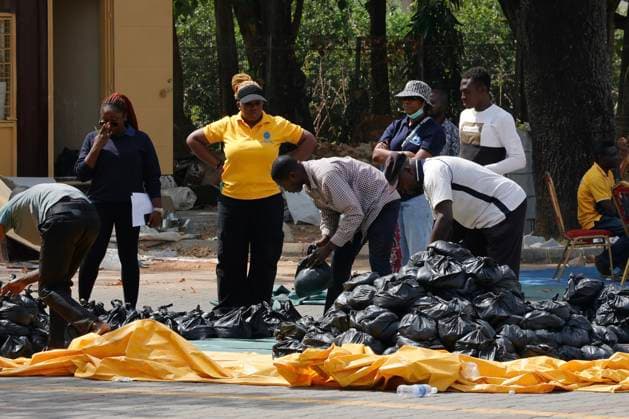 Bilder des Jahres 2024, News 12 Dezember News Bilder des Tages Stampede at good distribution point kills 10 in Nigeria Nigerians receive Christmas food packages at the Catholic Church of Assumption Asokoro, hours after 10 people were crushed to death during a stampede at the Holy Trinity Catholic Church in Maitama district, Abuja, Nigeria on December 21, 2024. The victims were predominantly women and children who were trampled by crowds trying to reach the provisions being distributed. Abuja Nigeria Copyright: xMatrixxImagesx xAfolabixSotundex 