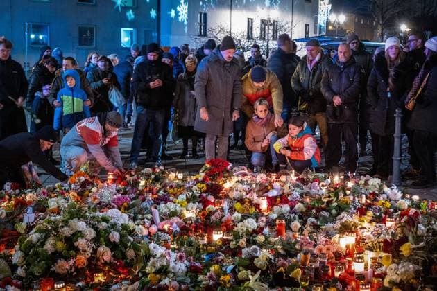 Nach dem gestrigen Anschlag auf den Magdeburger Weihnachtsmarkt legten am Samstag (21.12.2024) viele Menschen Blumen am Eingang der St.-Johannis-Kirche in Magdeburg nieder. Auf den Weihnachtsmarkt in der Innenstadt von Magdeburg ist am Freitagabend (20.12.2024) ein mutmasslicher Anschlag veruebt worden. Ein Auto war in die Menschenmenge auf dem Weihnachtsmarkt gerast. Laut Polizei fuhr der Taeter mindestens 400 Meter ueber den Weihnachtsmarkt . Bislang starben fuenf Menschen bei dem Anschlag, darunter ein Kleinkind. Mehr als 200 wurden verletzt, viele davon schwer. Der mutmassliche Taeter ist ein seit 2006 in Deutschland lebender Arzt aus Saudi-Arabien. (Siehe epd-Meldung vom 21.12.2024) EDITORIAL USE ONLY *** After yesterdays attack on th Copyright: epd-bild MaikexGloeckner mg_gottesdienst-4