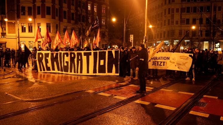 News Bilder der Woche KW51 Bilder des Jahres 2024, News 12 Dezember News Bilder des Tages Verstörende Szenen am Abend aus Magdeburg. Hunderte Rechte nutzen den Anschlag auf dem Weihnachtsmarkt für sich. Auf dem Hasselbachplatz versammelten sich ca. 300 Menschen aus dem Rechten Spektrum. Demonstrieren gegen Gewalt und Ausländer. Manche Anhänger sind vermummt und gewaltbereit. Die Polizei ist mit zahlreichen Beamten und behelmt vor Ort. Die Polizei kesselt die Versammlungsteilnehmer ein, nachdem sie versucht haben, sich in Bewegung zu setzen. Die Beamte sind behelmt, weitere zahlreiche Beamte wurden hinzugezogen. In der Luft kreißt ein Hubschrauber. Die Lage ist angespannt. Mittlerweile sind ca. 500 Rechte anwesend, Sprechchöre gab es gegen die Antifa. Magdeburg Sachsen-Anhalt Deutschland *** Disturbing scenes from Magdebur