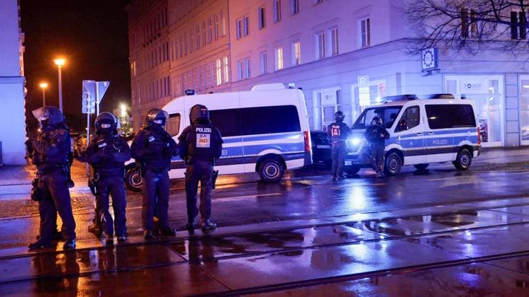 Verstörende Szenen am Abend aus Magdeburg. Hunderte Rechte nutzen den Anschlag auf dem Weihnachtsmarkt für sich. Auf dem Hasselbachplatz versammelten sich ca. 300 Menschen aus dem Rechten Spektrum. Demonstrieren gegen Gewalt und Ausländer. Manche Anhänger sind vermummt und gewaltbereit. Die Polizei ist mit zahlreichen Beamten und behelmt vor Ort. Die Polizei kesselt die Versammlungsteilnehmer ein, nachdem sie versucht haben, sich in Bewegung zu setzen. Die Beamte sind behelmt, weitere zahlreiche Beamte wurden hinzugezogen. In der Luft kreißt ein Hubschrauber. Die Lage ist angespannt. Mittlerweile sind ca. 500 Rechte anwesend, Sprechchöre gab es gegen die Antifa. Magdeburg Sachsen-Anhalt Deutschland *** Disturbing scenes from Magdebur