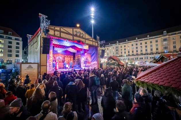 News Bilder des Tages 590.. Dresdner Striezelmarkt Der Dresdner Striezelmarkt ist ein Weihnachtsmarkt in Dresden. Er wird seit 1434 im Advent meistens auf dem Altmarkt veranstaltet und zieht jährlich durchschnittlich rund zwei Millionen Besucher an. Er ist der älteste mit einer Urkunde bestätigte Weihnachtsmarkt Deutschlands. Nach dem Anschlag in Magdeburg, treten wieder die Sicherheitsaspekte in den Focus des allgemeinen Interresses. Gedenkminute für die Opfer des Magdeburger Anschlages mit Bürgermeister Jan Pratzka, mit Pfarrer Christian Behr. Dresden Sachsen Deutschland *** 590 Dresden Striezelmarkt The Dresden Striezelmarkt is a Christmas market in Dresden It has been held in Advent since 1434, usually on the Old Market Square, and attracts an avera