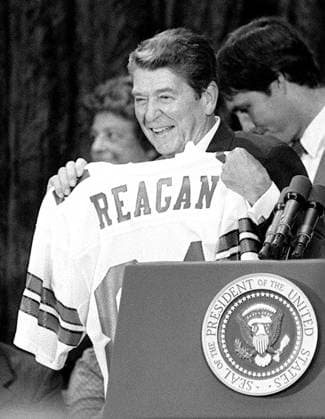 KRT US NEWS STORY SLUGGED: REAGAN KRT FILE PHOTOGRAPH BY JOE BURBANK ORLANDO SENTINEL (MIAMI OUT) (June 8) President Ronald Reagan responds to cheering suppporters after being presented with a football jersey at a rally at the Republican National Convention in Dallas, Texas, on August 19, 1984. (nk) 2004 (B&W only) DALLAS TX USA EDITORIAL USE ONLY Copyright: xx 1006315 JOExBURBANKx krtphotoslive133056