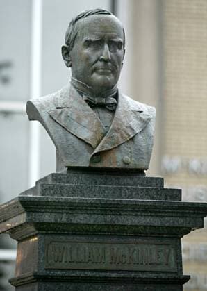 -- NO MAGS, NO SALES -- KRT TRAVEL STORY SLUGGED: UST-OHIODRIVE KRT PHOTOGRAPH BY MARK RIGHTMIRE ORANGE COUNTY REGISTER (L.A. TIMES OUT) (November 8) A bust of William McKinley, the 25th president of the United States, stands near the McKinley National Memorial in Canton, Ohio. (nk) 2004 CANTON OH USA EDITORIAL USE ONLY Copyright: xx 1011658 MARKxRIGHTMIREx krtphotoslive151001