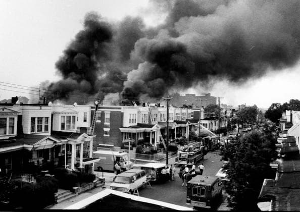 KRT US NEWS STORY SLUGGED: MOVE KRT PHOTOGRAPH BY LARRY PRICE PHILADELPHIA INQUIRER (May 12) Clouds of smoke pour from burning homes on Osage Avenue in Philadelphia, Pennsylvania, on May 13, 2005. (mvw) 2005 (Diversity) PHILADELPHIA PA USA EDITORIAL USE ONLY Copyright: xx 1017503 LARRYxPRICEx krtphotoslive173180